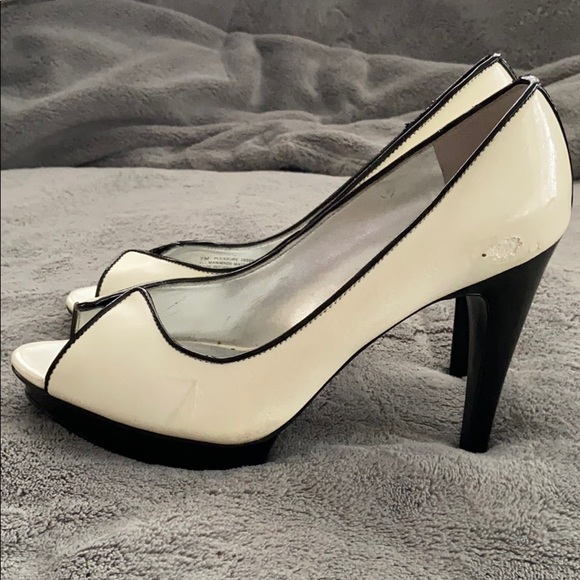 Black and white open toed heels. 7.5M - Picture 4 of 5